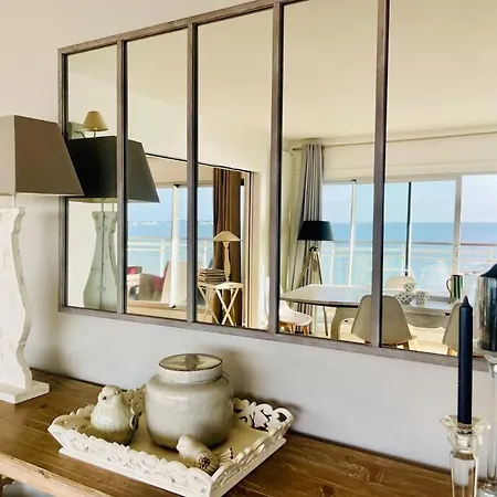Face A : L'amiraute Apartment *