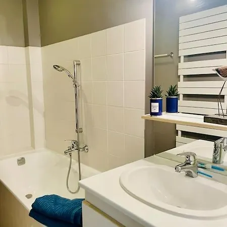 Face A : L'amiraute Apartment