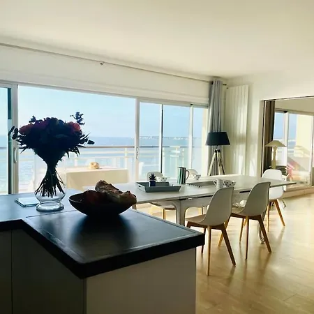 Face A : L'amiraute Apartment *