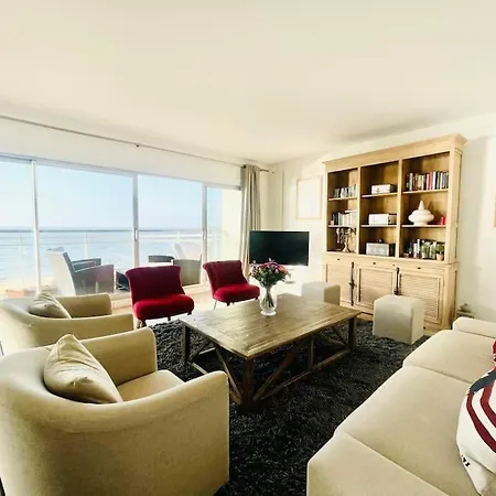 Face A : L'amiraute Apartment