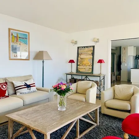 Face A : L'amiraute Apartment