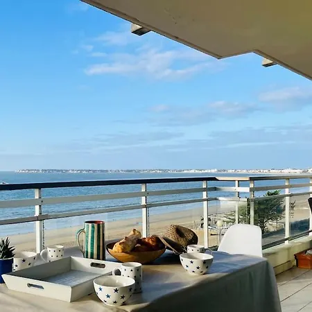 Face A : L'amiraute Apartment *